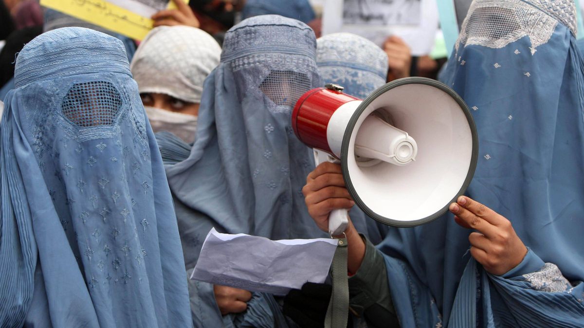 Tálibán zakázal ženám univerzitní studium. Británie a USA krok odsoudily